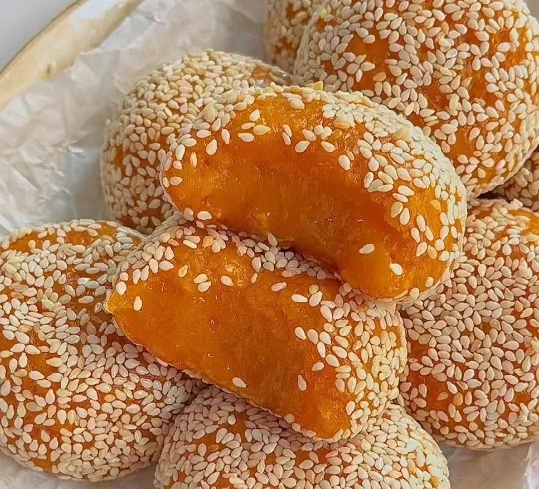 只需7步就能做出表酥里糯的南瓜芝麻球，做法超单一，快来试试吧！