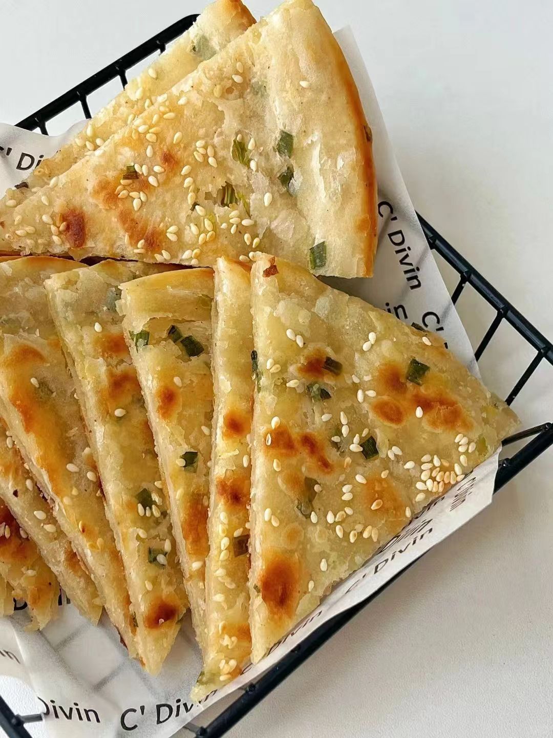 香馥馥的葱油饼做法，一碗面粉一把葱，是童年的味路，全家老小都爱吃