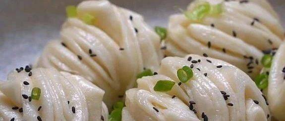 只需在平底锅中单一煎炒，就能让花卷松软蓬松、底部酥脆金黄的做法。无需蒸煮，不用提前发酵